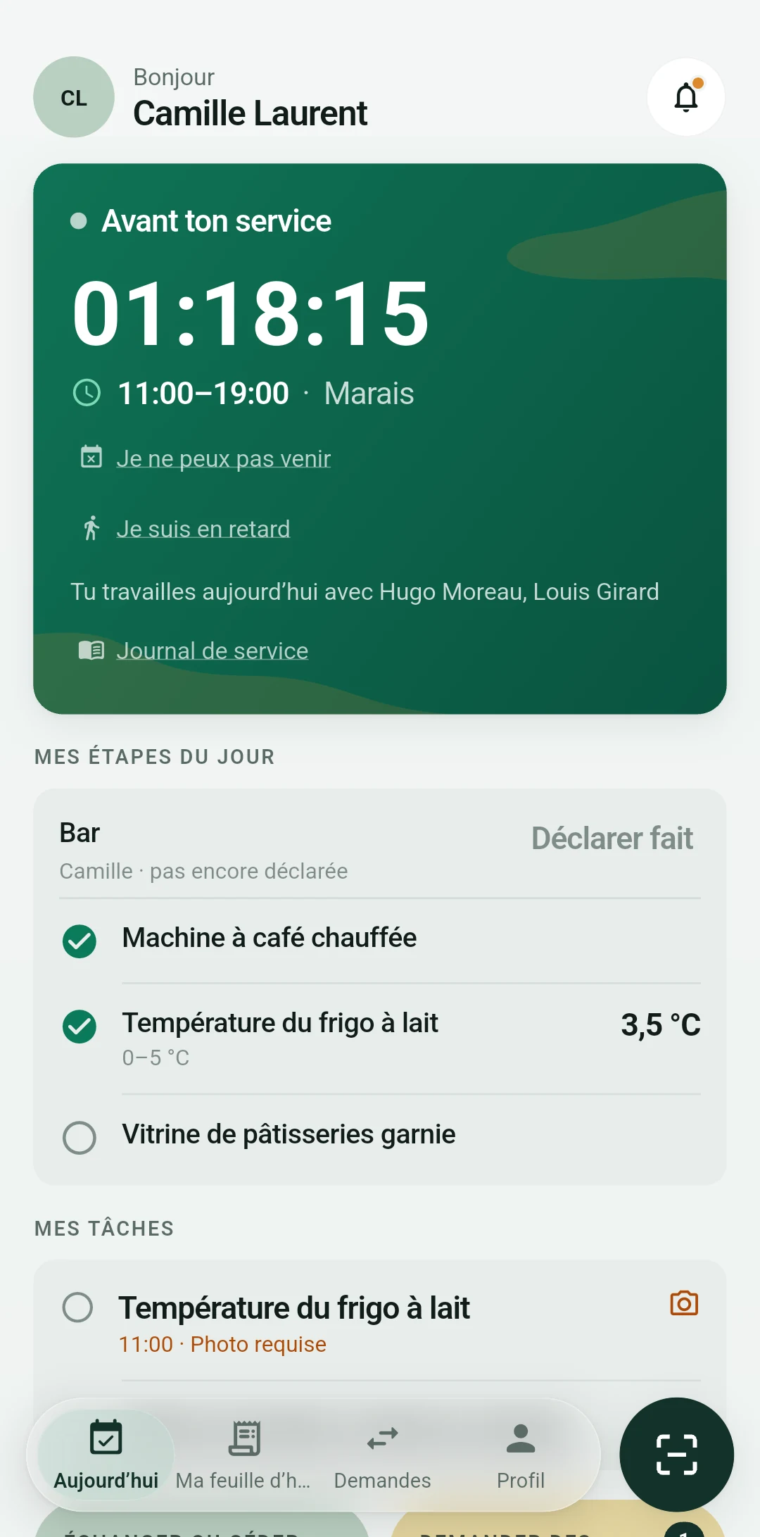 L’écran du membre de l’équipe : un chronomètre de service, Échange, Congé, Services ouverts, Disponibilités
